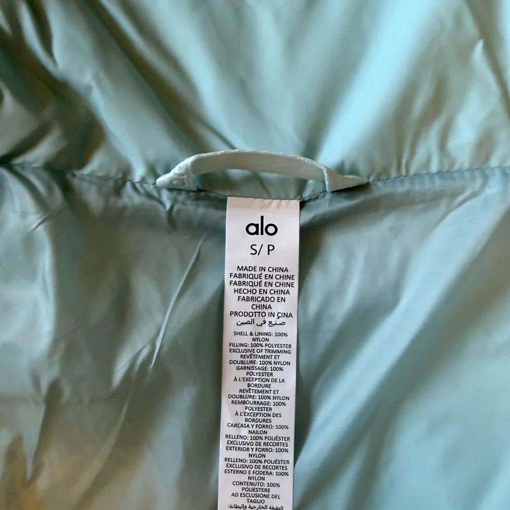 Alo Yoga Women's Light Crop Blue Puffer Jacket - new never used no tags size S - Picture 2 of 6